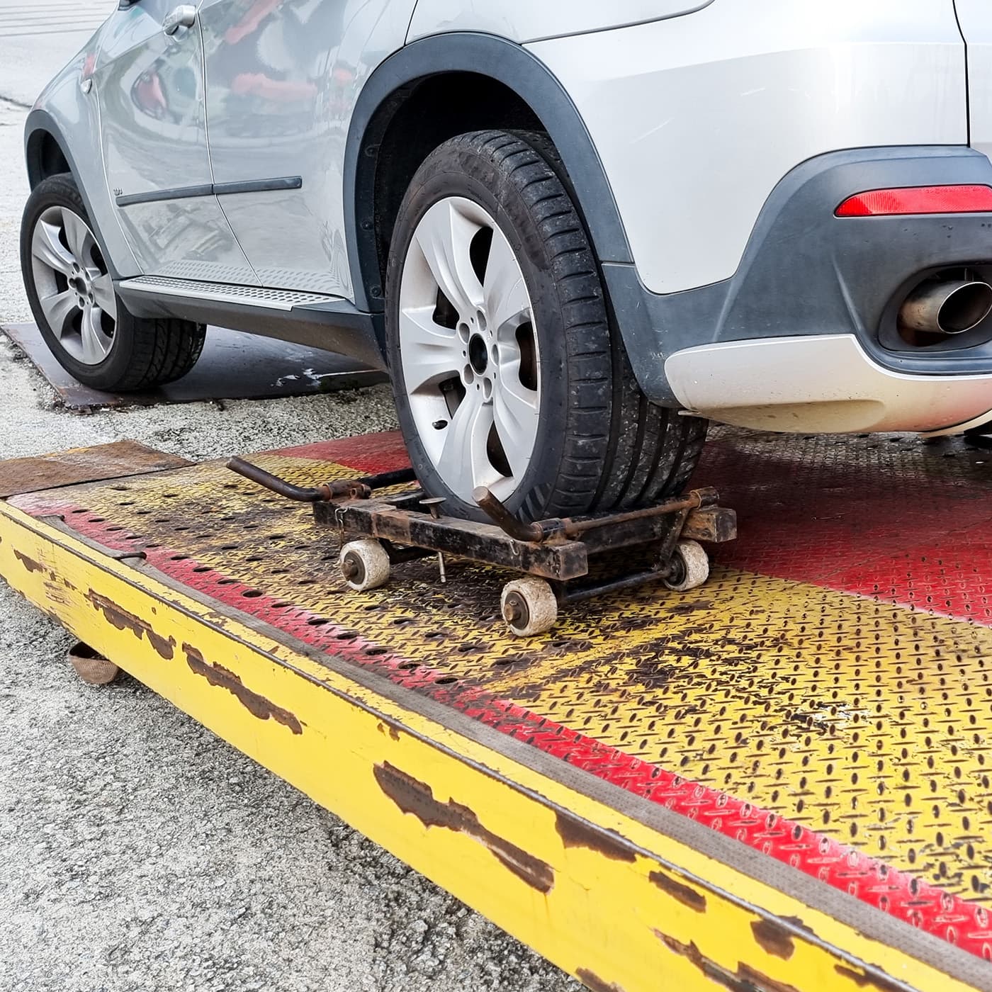 AU Accident Management Services car on tow truck AU Accident Management Services car on tow truck